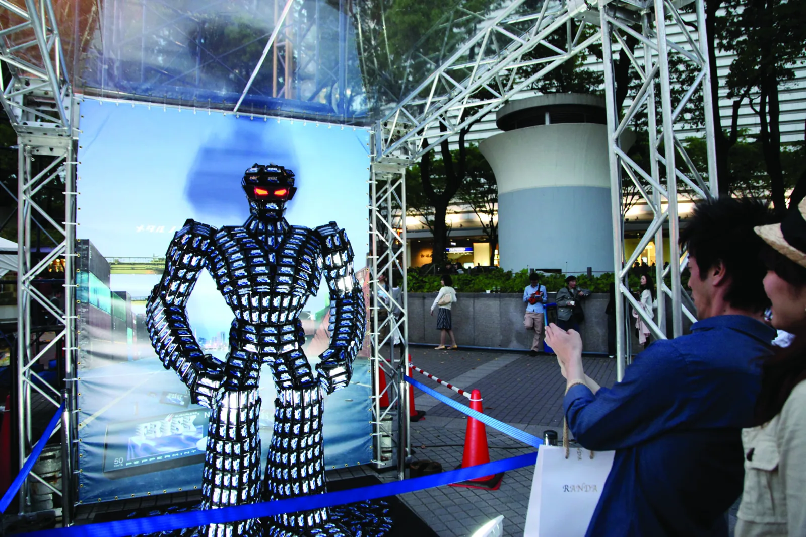 会場に設置された大型ロボット型オブジェ