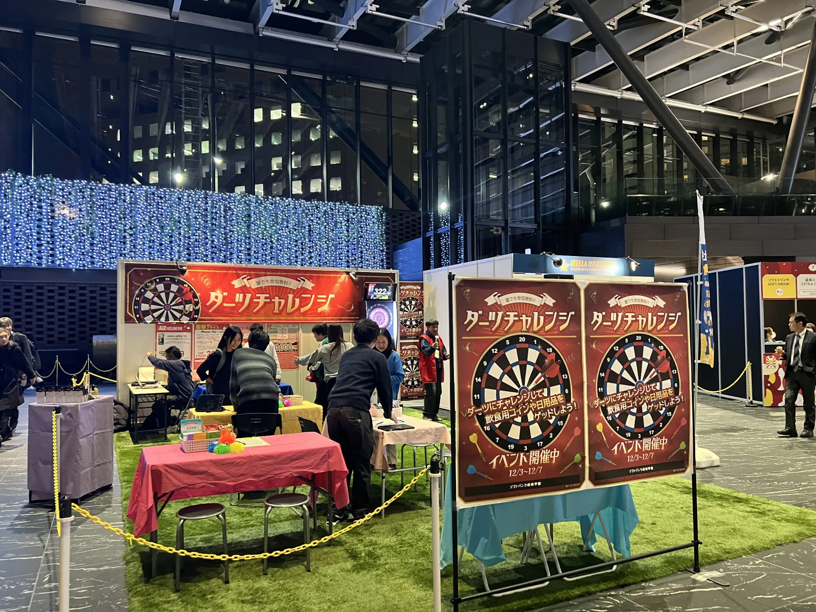 会場内のブランド装飾されたホスピタリティスペース